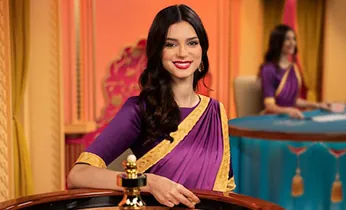 Bình luận viên đá gà Thomo đang phân tích trận đấu